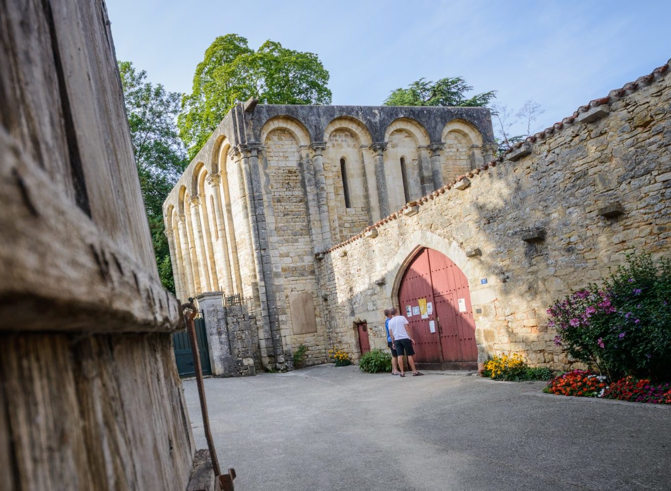 Abbaye de Nanteuil-en-Vallée depuis la rue