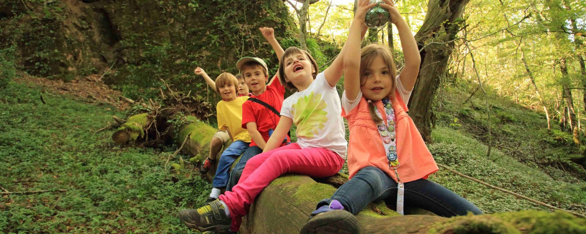 Découverte de la cache Terra Aventura par des enfants