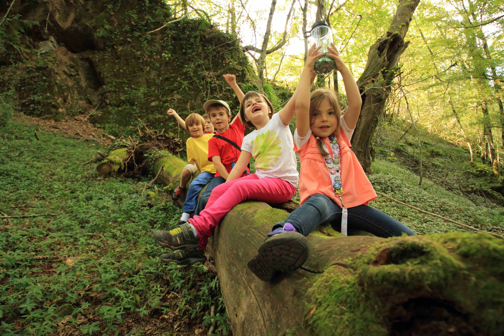 Découverte de la cache Terra Aventura par des enfants