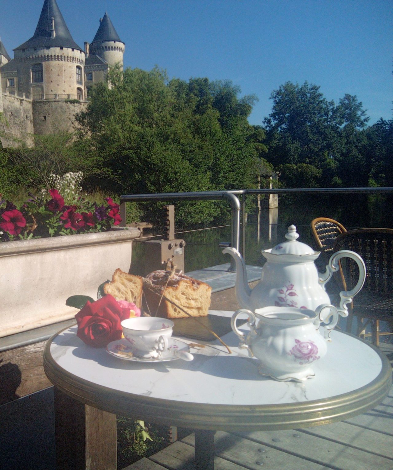 Brioche et thé sur la terrasse du Moulin de Verteuil