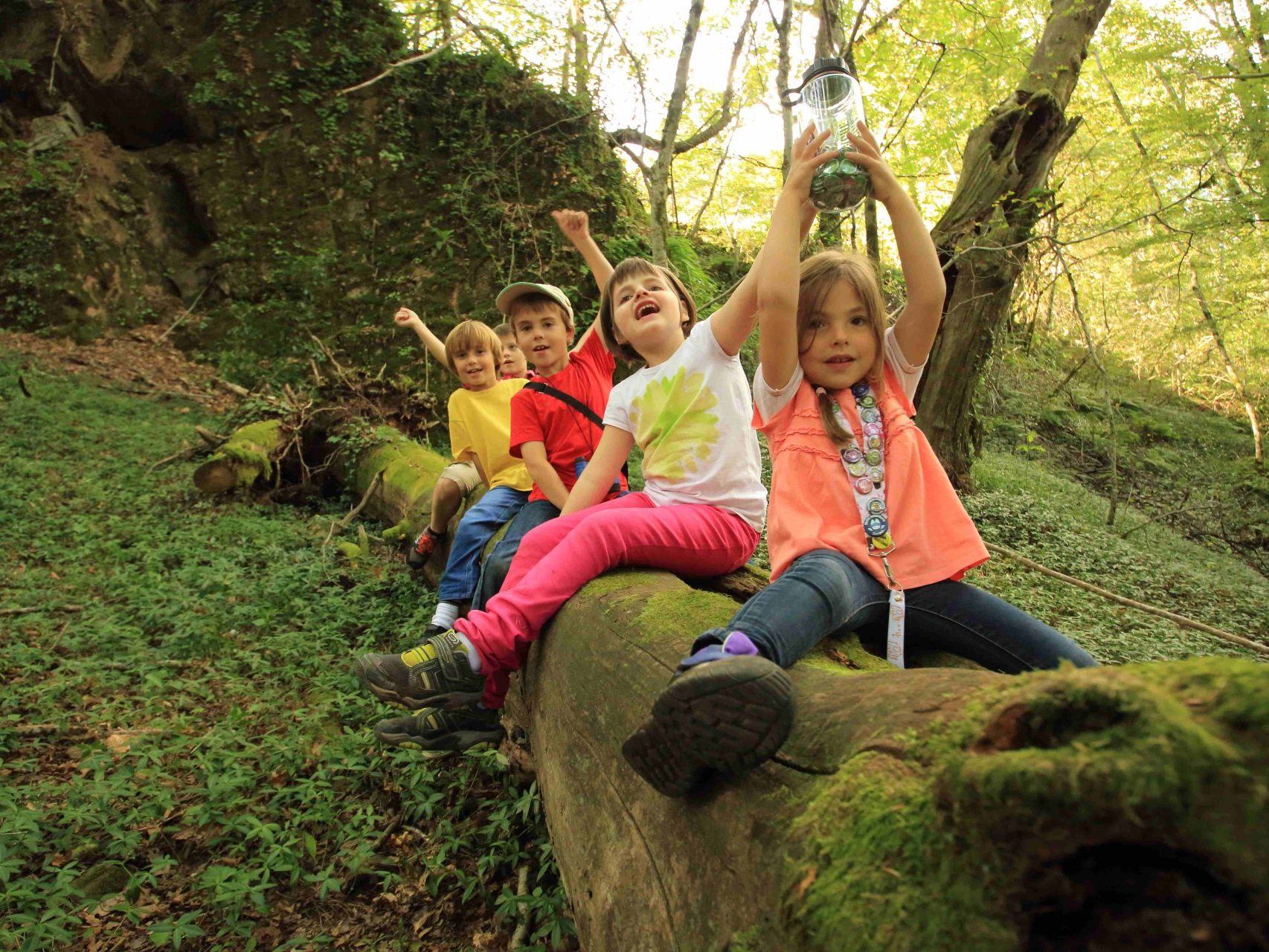 Découverte de la cache Terra Aventura par des enfants