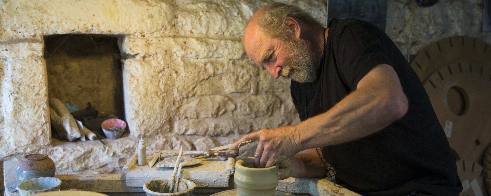 Démonstration de poterie par l'artisan Jo larter de Tusson