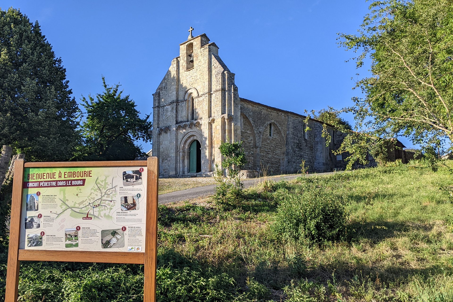 Façade de l'église d'Embourie