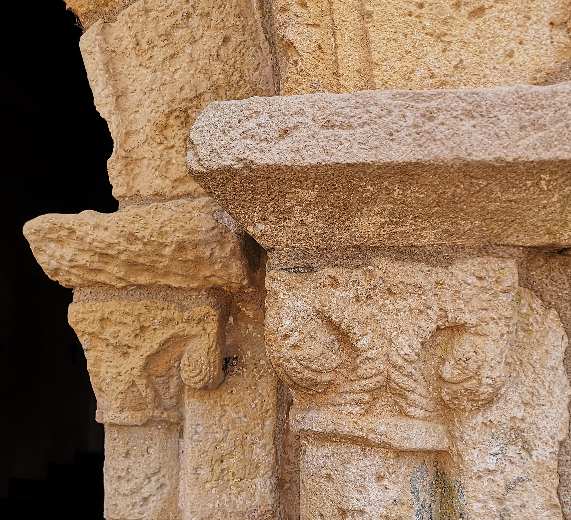 chapiteau roman de l'église d'Empuré