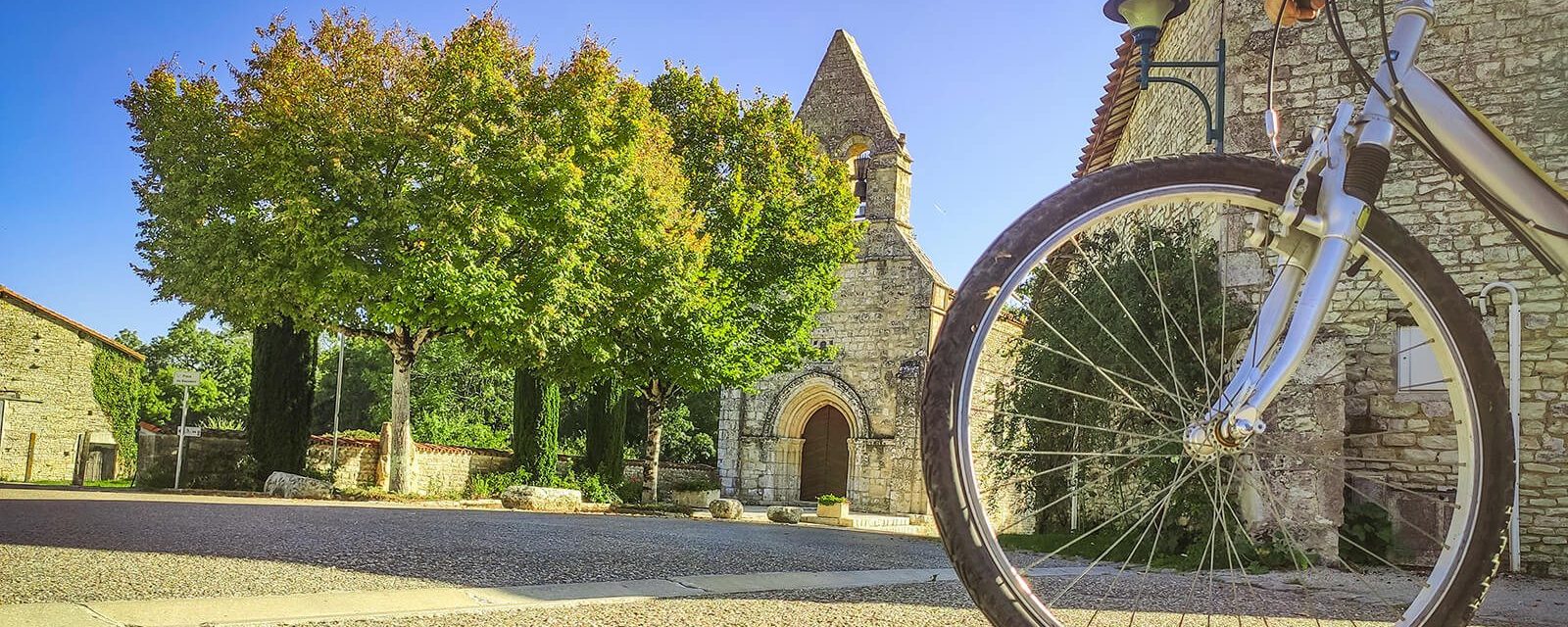 roue de vélo devant l'église de St-Groux