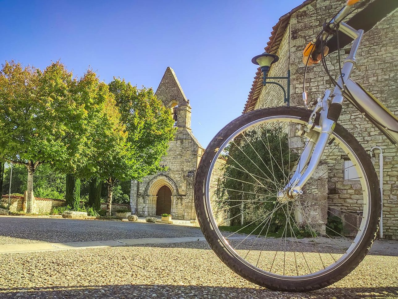 roue de vélo devant l'église de St-Groux