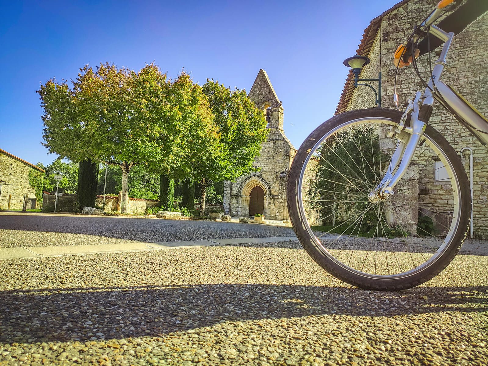 roue de vélo devant l'église de St-Groux