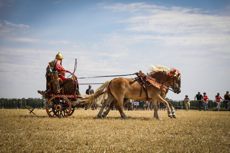 Reconstitution d'une course de chars gallo-romain à Embourie