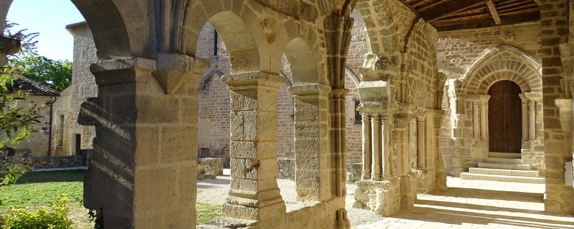 Cloître de l'Abbaye de St-Amant-de-Boixe en Charente
