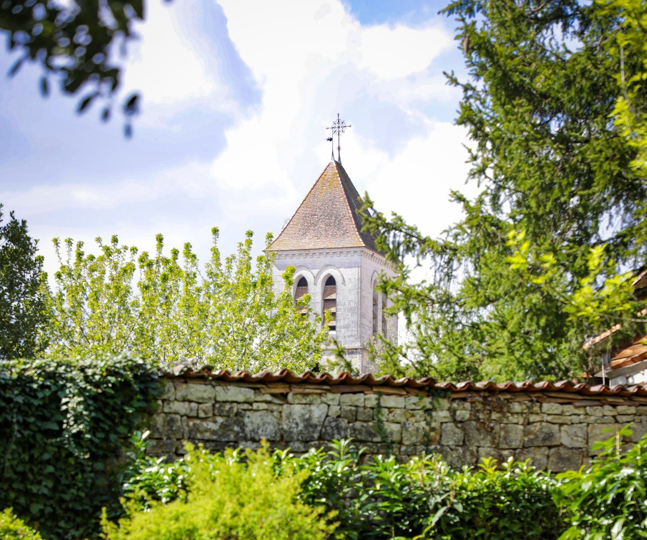 Vue sur l'église de Nanteuil-en-Vallée depuis le jardin de l'Argentor en Charente