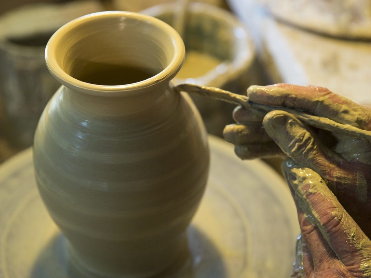 Fabrication artisanale de poterie à Tusson