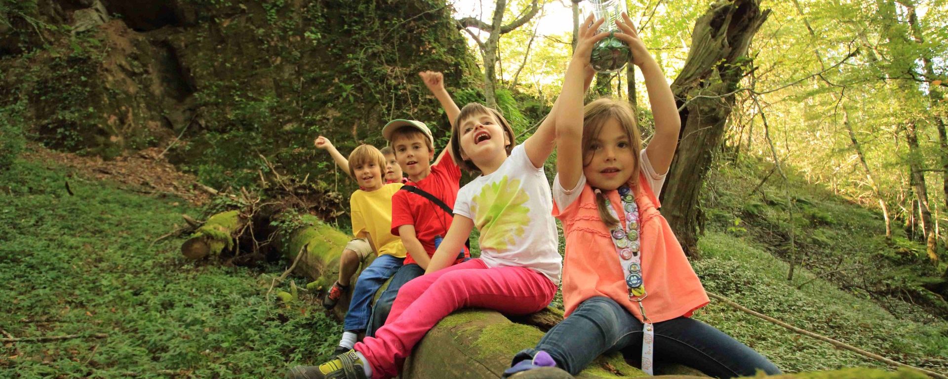 Découverte de la cache Terra Aventura par des enfants