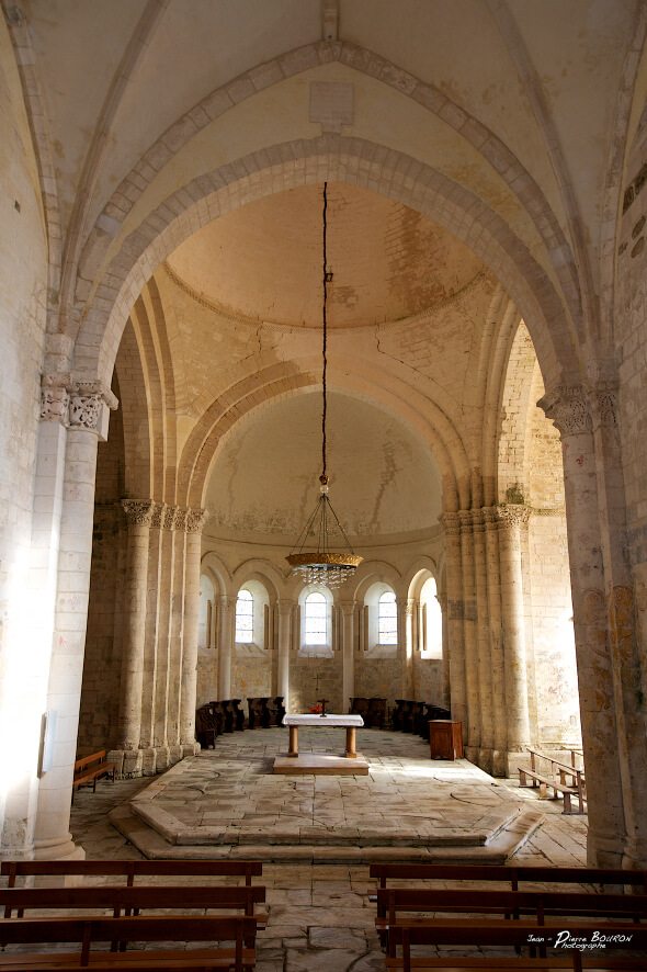 Intérieur de la prieurale de Lanville