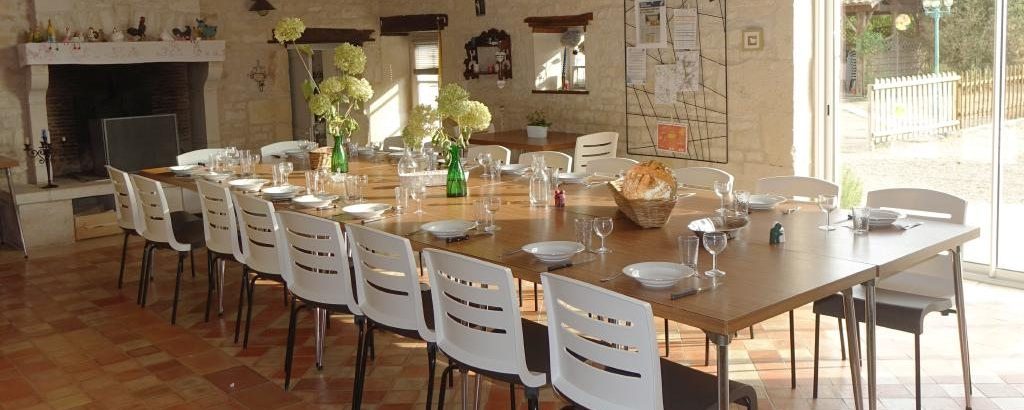 salon avec grande tablée dans un gîte de grande capacité