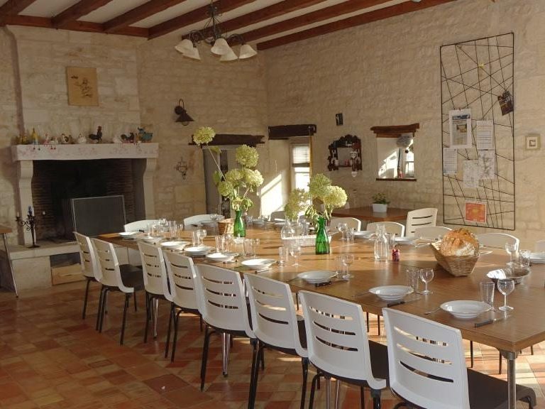 salon avec grande tablée dans un gîte de grande capacité