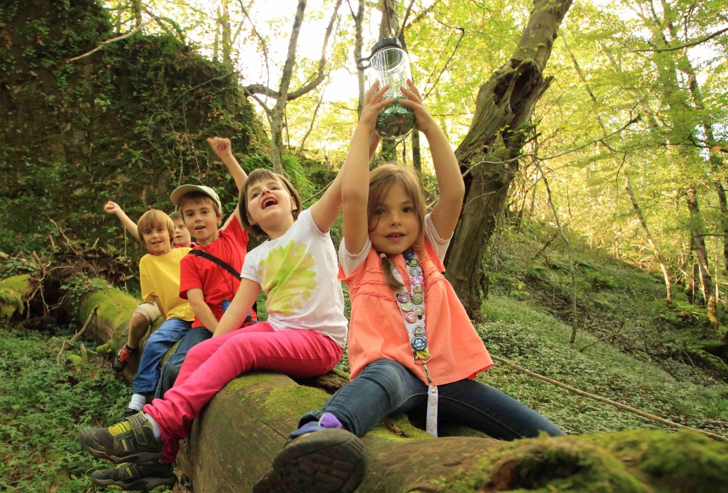 Découverte de la cache Terra Aventura par des enfants