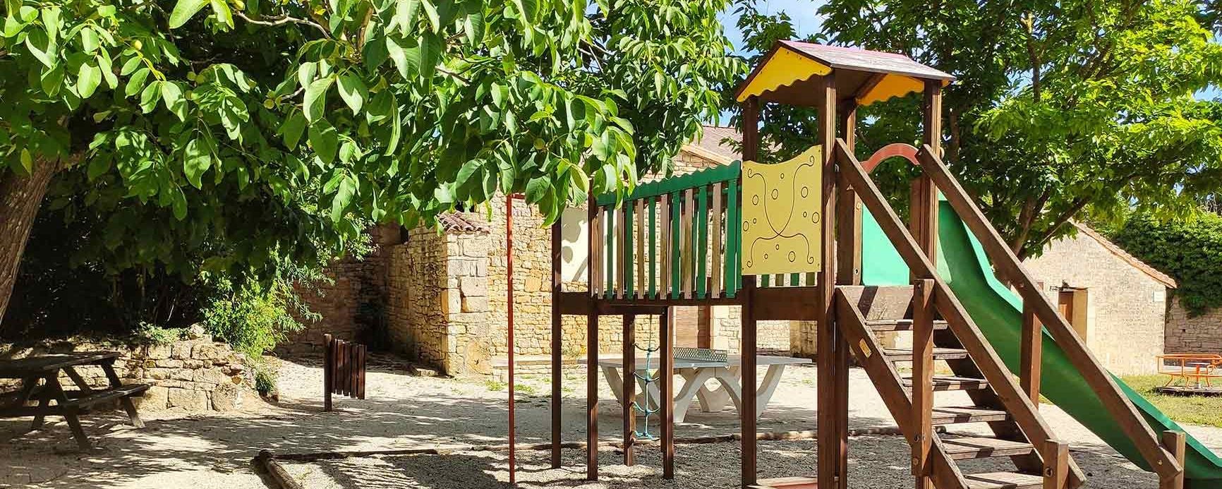 Aire de jeux pour enfants à Juillé