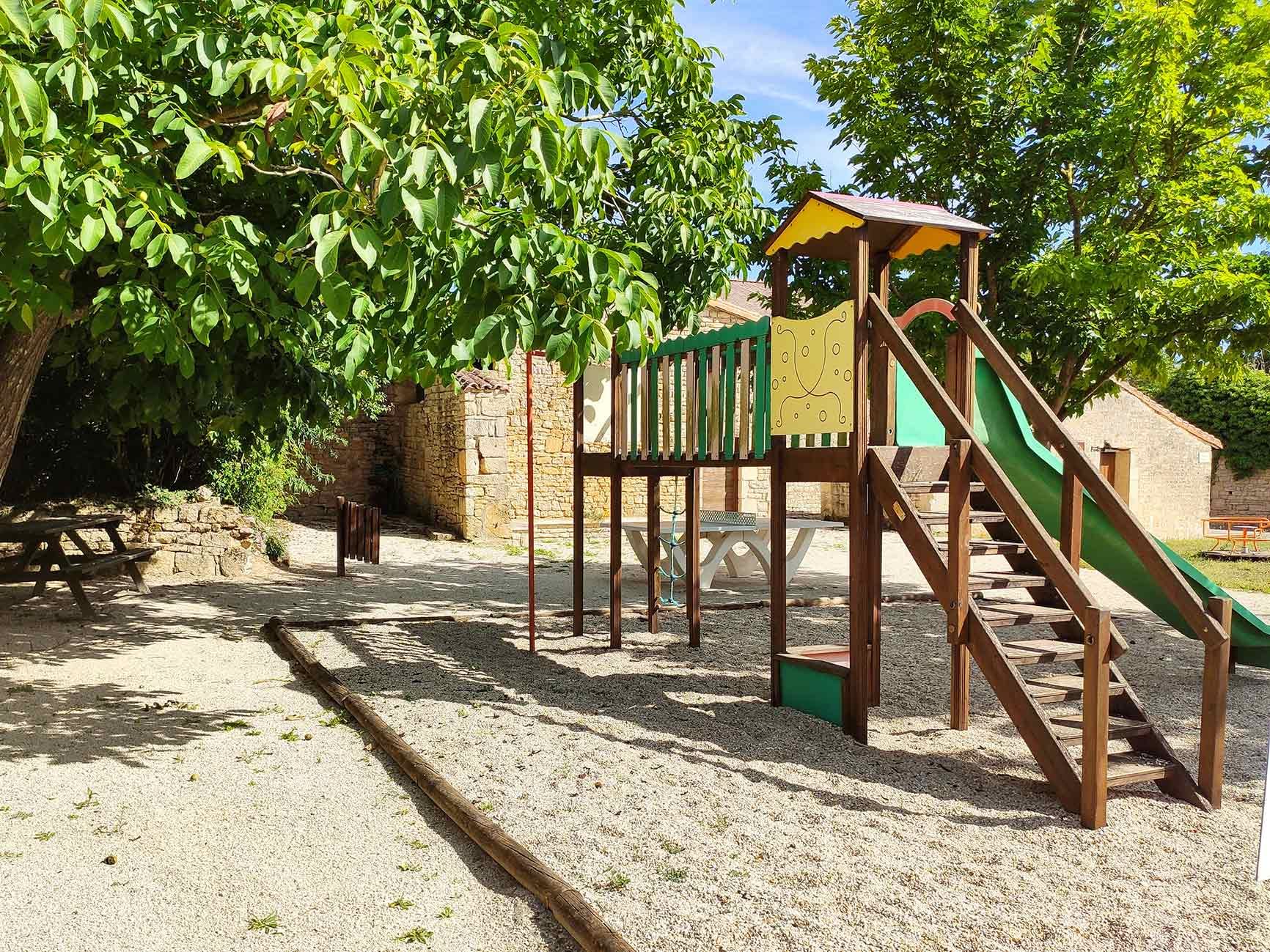 Aire de jeux pour enfants à Juillé