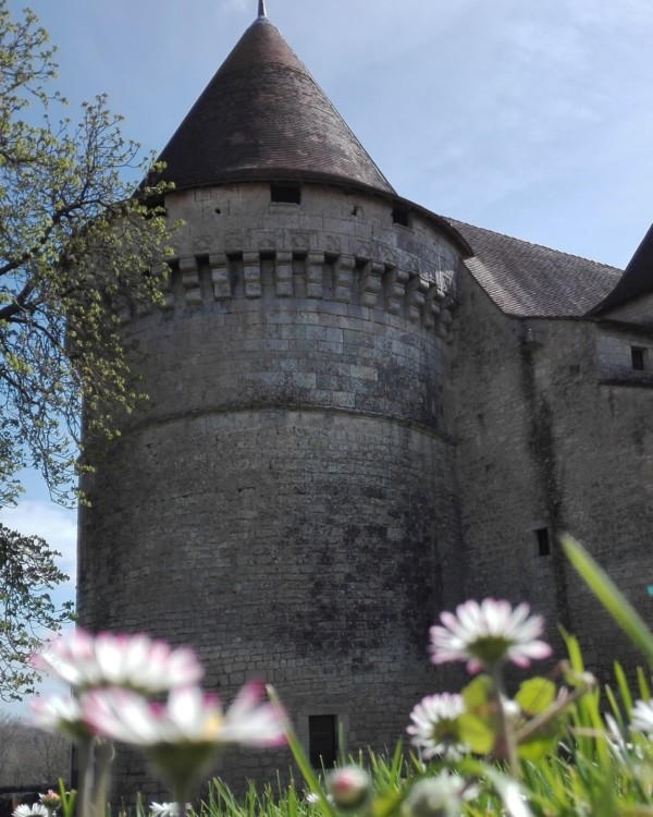 [Zoom sur le Château de Bayers]
En...